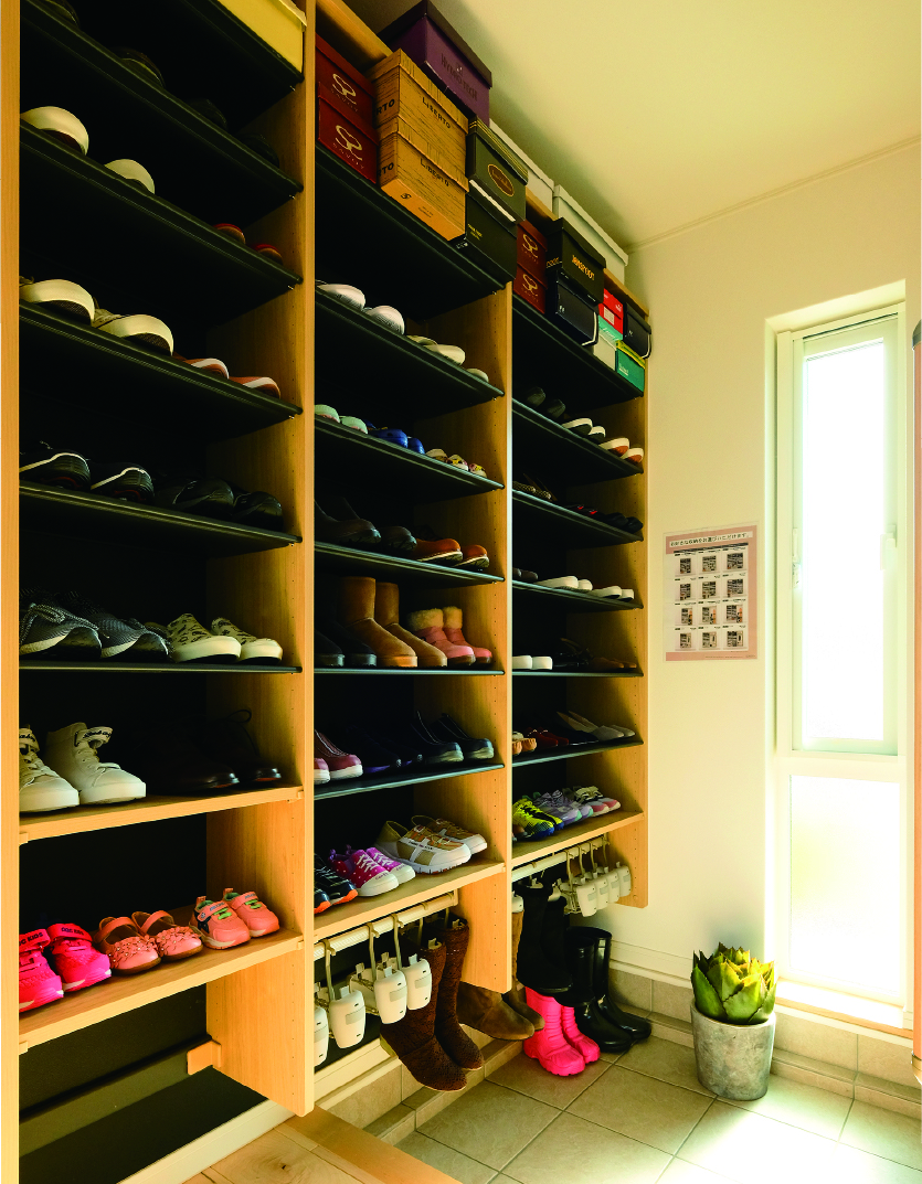 大きな採光窓がある広い玄関ホール。 4人家族の80足以上の大容量シューズクローゼット。
                            ペット用品・ウォーキンググッズ・ベビーカー・ゴルフバッグ・雨具もスッキリ収納できます。
                            手の届く高さにシーズンごとの靴が収納できるので、季節が変わっても便利です。